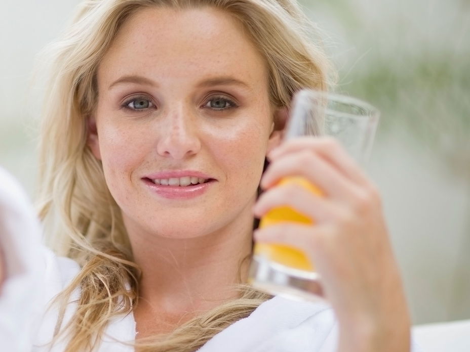 frau-trinkt-orangensaft