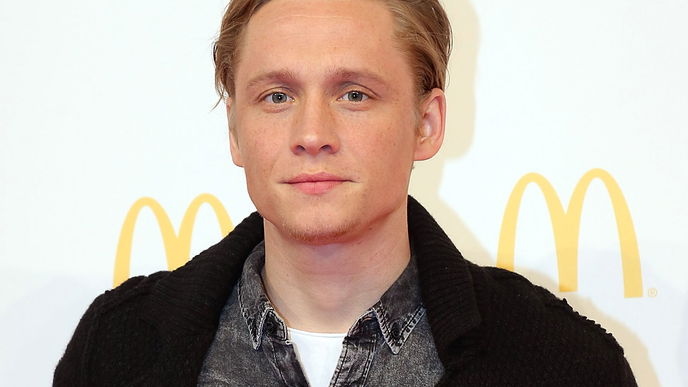 Matthias Schweighöfer mit Dreadlocks und Tattoos