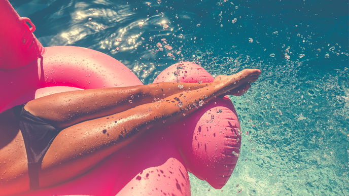 Das Pool-Einhorn ist out: Jetzt kommt die Damenbinde