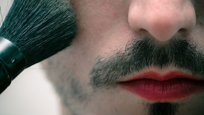Dieser Mann fühlt sich vom Arbeitgeber diskriminiert, weil er kein Make-up tragen darf