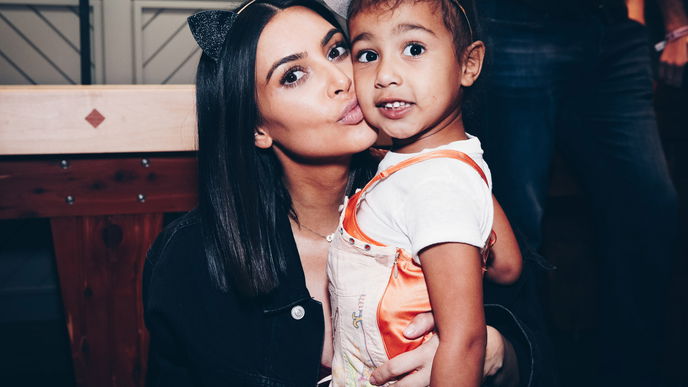 Kim Kardashian: Für diesen Look von Tochter North erntet sie einen Shitstorm