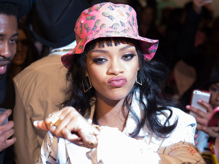 rihanna-bucket-hat