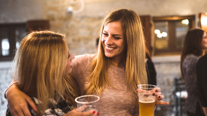 Studenten, die Bier trinken sind erfolgreicher