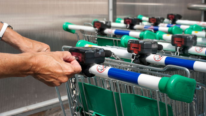 Einkaufswagen ohne Münze oder Chip öffnen: Diesen Trick müsst ihr kennen