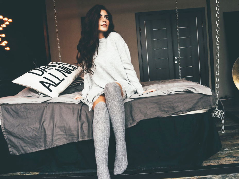 frau-auf-bett