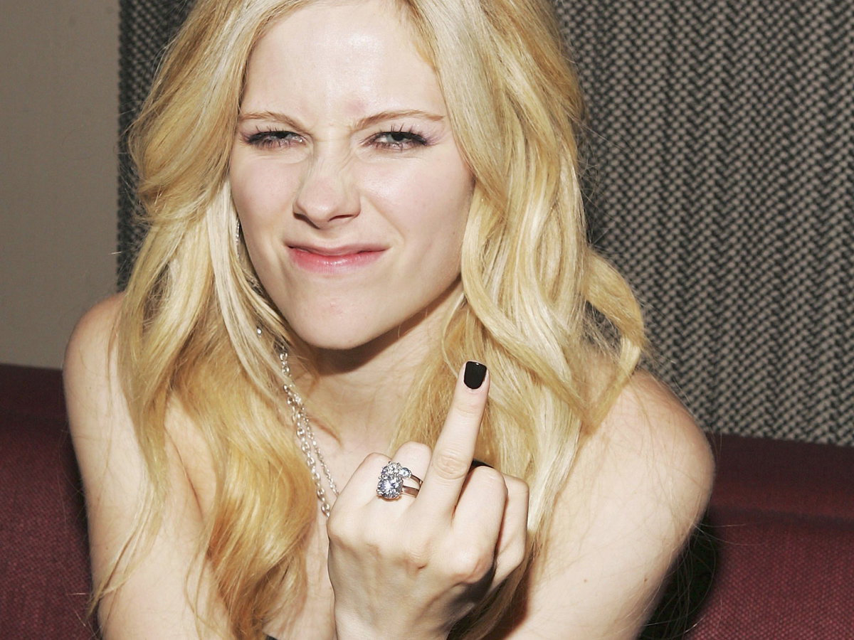 Avril Lavigne STinkefinger