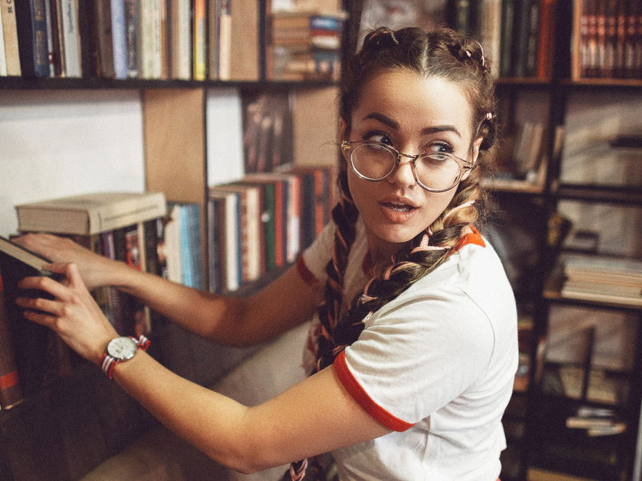 frau-in-bibliothek