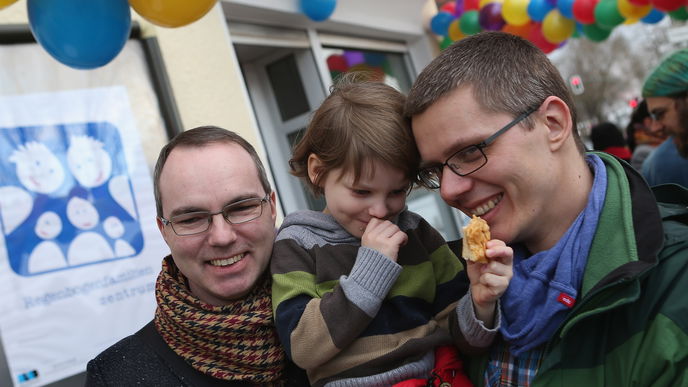 Erste Adoption durch schwules Ehepaar: Diese Berliner machen ihr Familienglück perfekt!