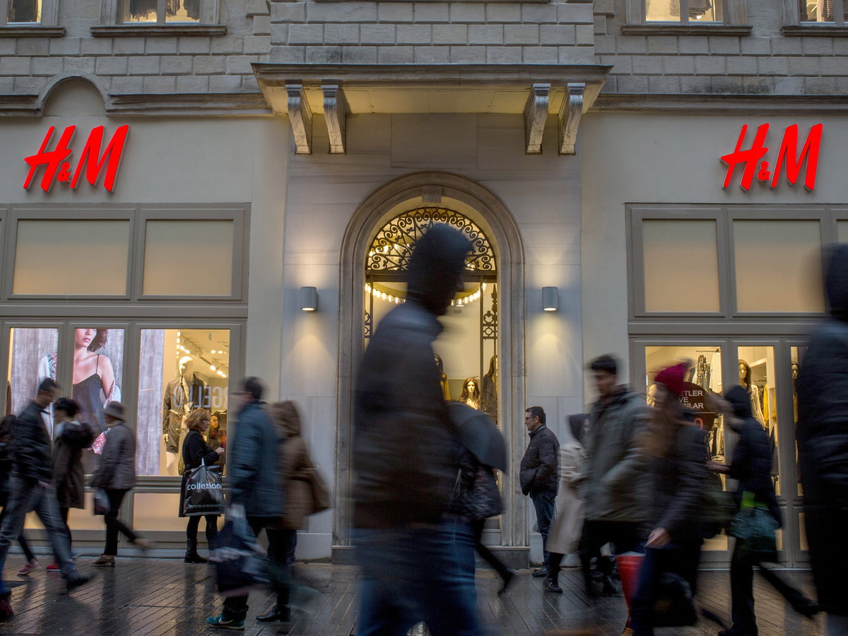 H&M Geschäft außen dunkel