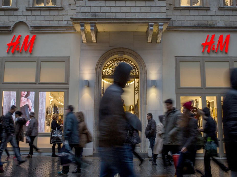 H&M Geschäft außen dunkel