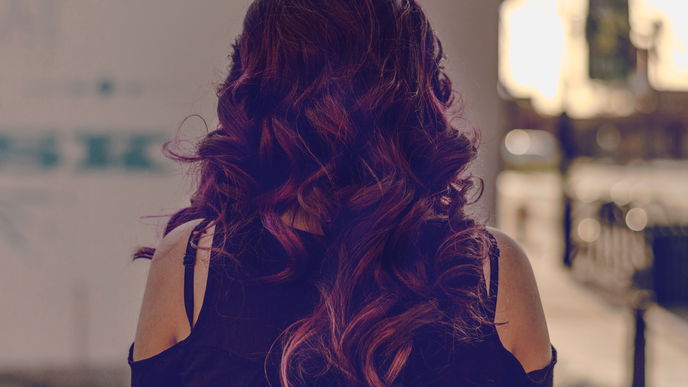 Oil Slick Hair ist die erste bunte Haarfarbe für Dunkelhaarige 