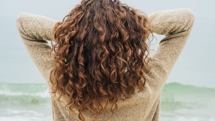 Frisuren-Trend 2021: Über Nacht Locken mit Bademantel-Gürtel