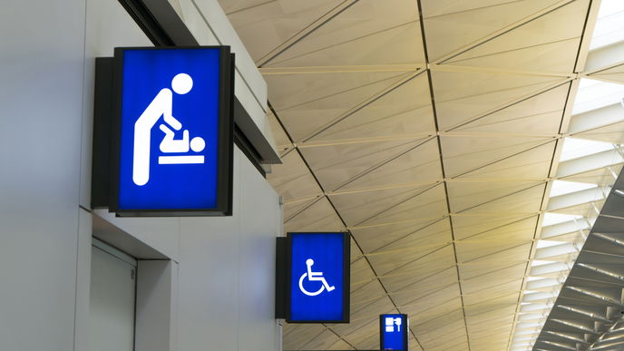 Neues Gesetz in New York: Wickeltische werden in Herrentoiletten Pflicht 