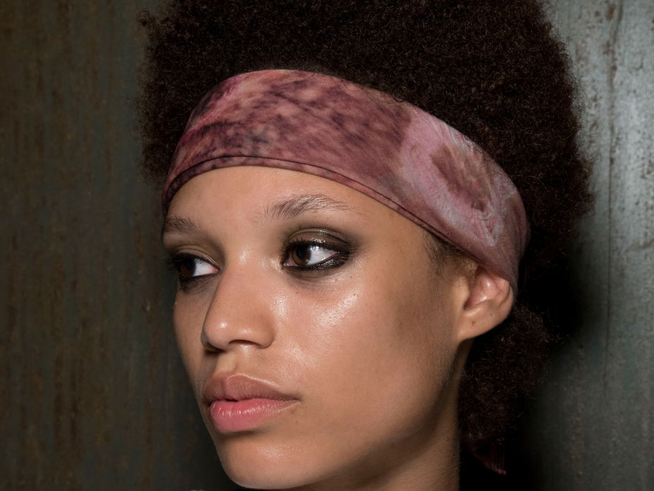Sport Frisur bei kurzen Haaren mit Haarband