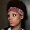 Sport Frisur bei kurzen Haaren mit Haarband
