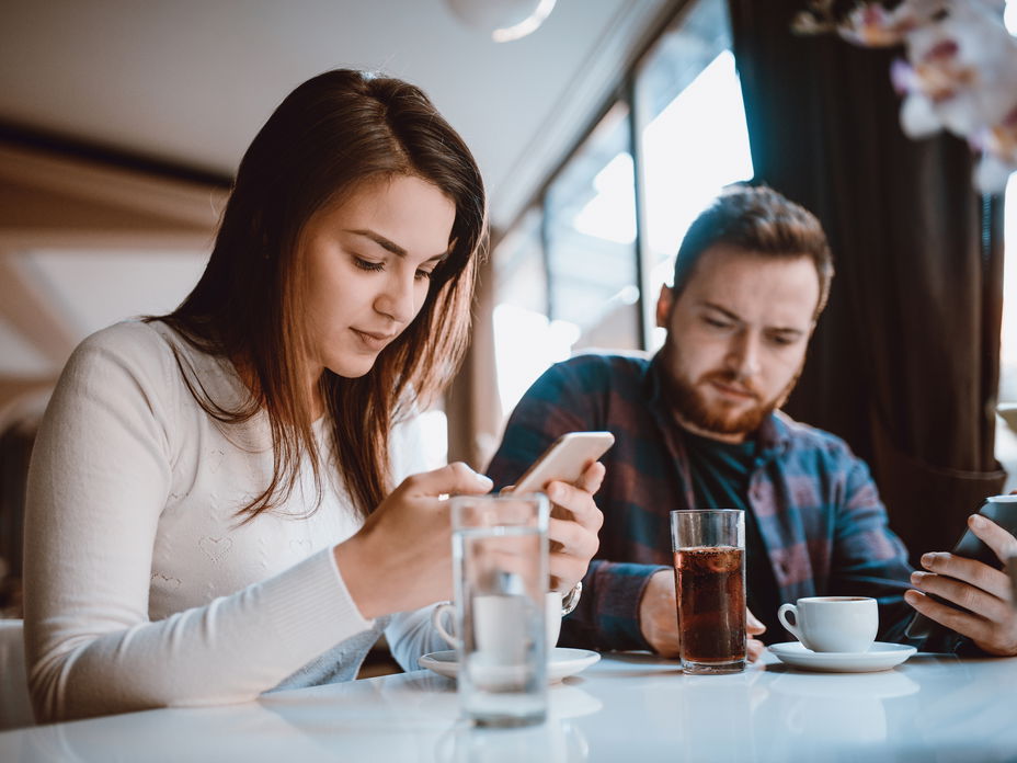 Micro Cheating Handy Paar