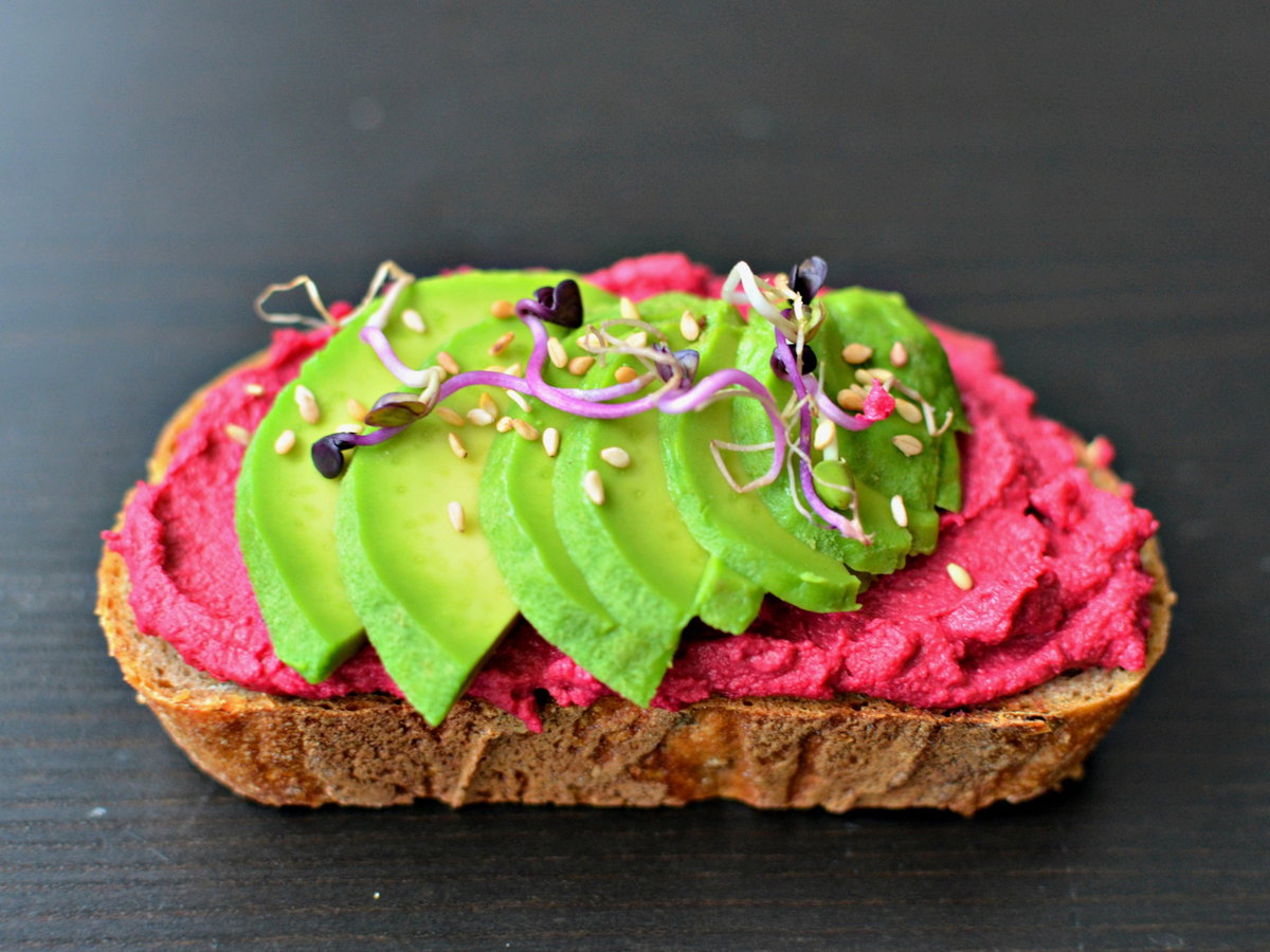 rote-beete-hummus-mit-avocado