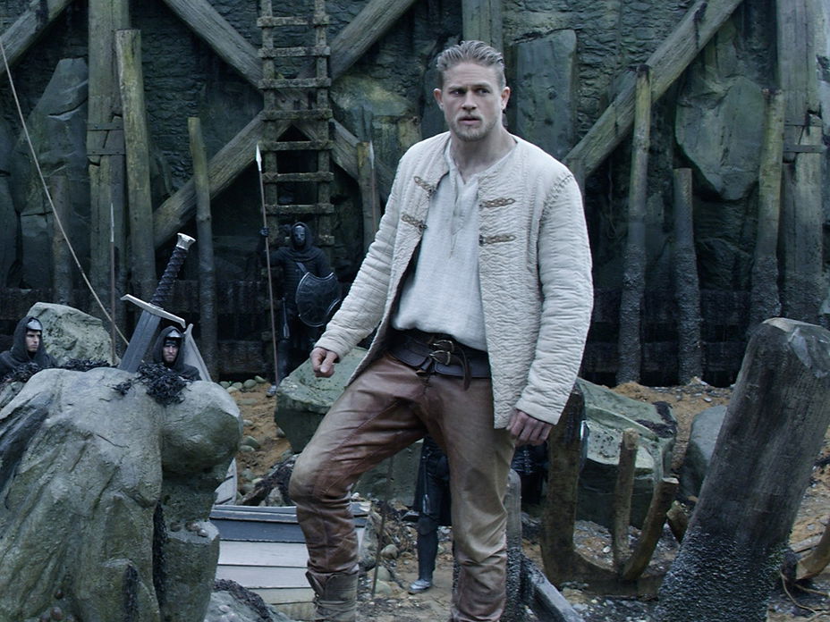 Charlie-Hunnam-als-King-Arthur-ddp