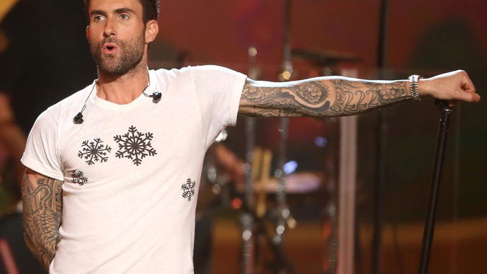 Adam Levine lässt sich ein Mermaid-Tattoo stechen