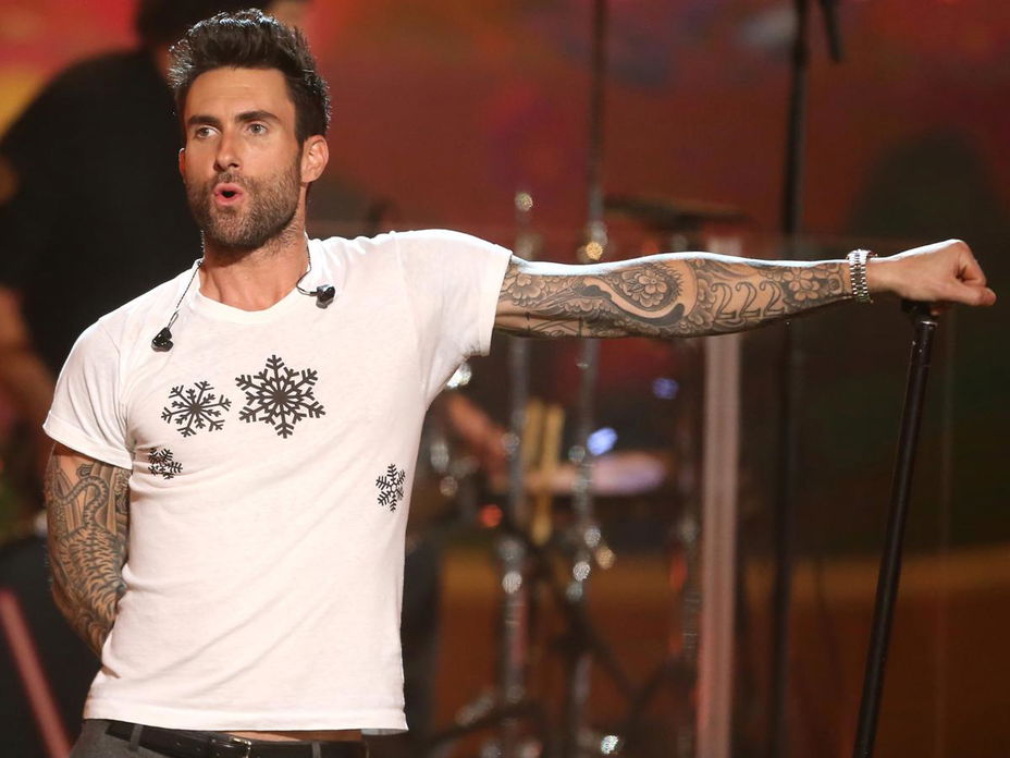 Adam Levine lässt sich ein Mermaid-Tattoo stechen