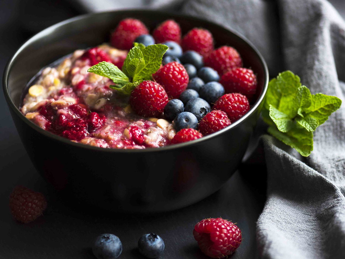 Frühstück-bowl-gesund-früchte-beeren