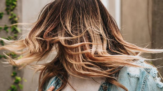 Haare kaputt? Diese Haar-Fehler zerstören unsere Haare besonders stark!