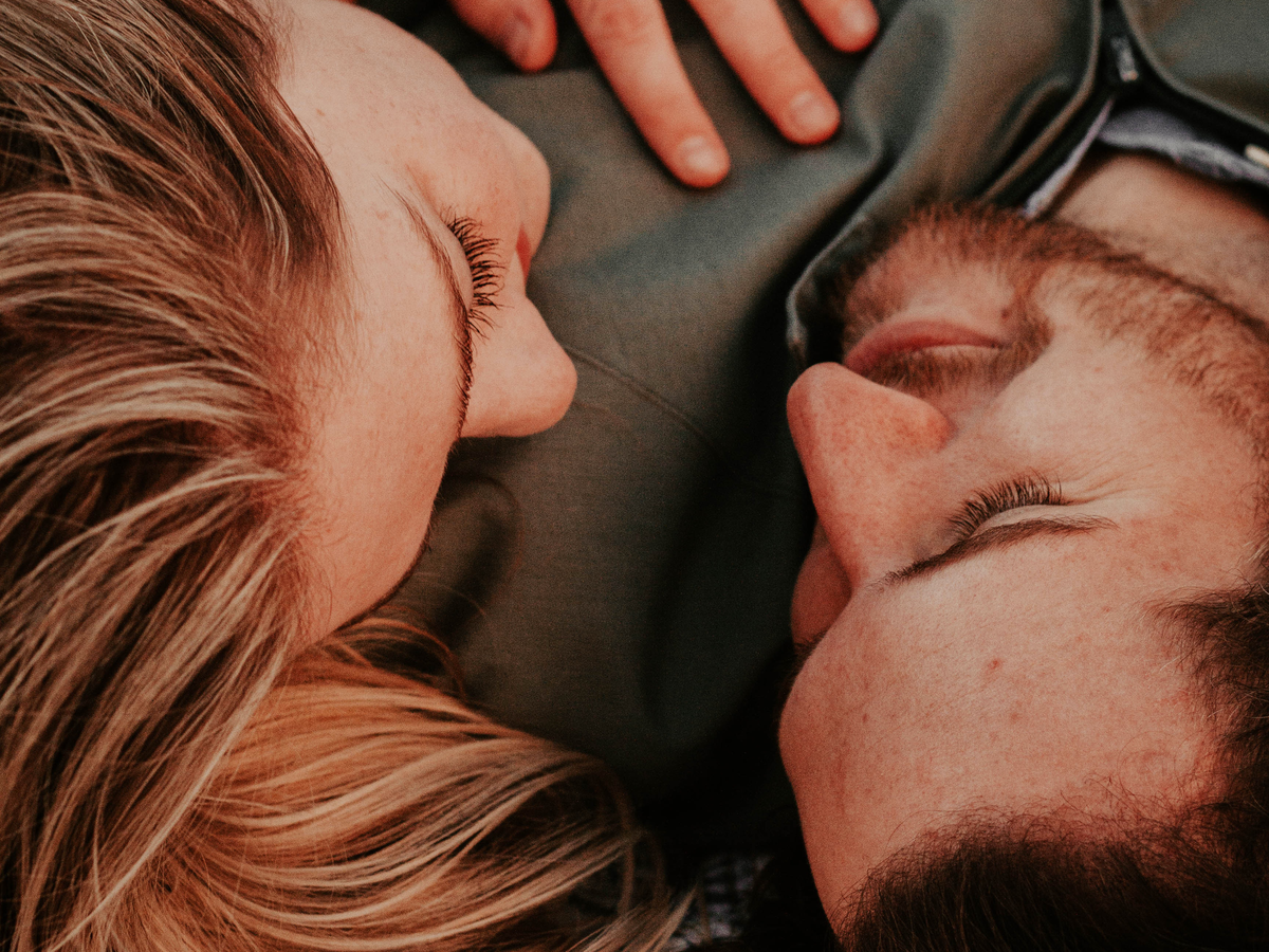 Frau und Mann gucken sich an