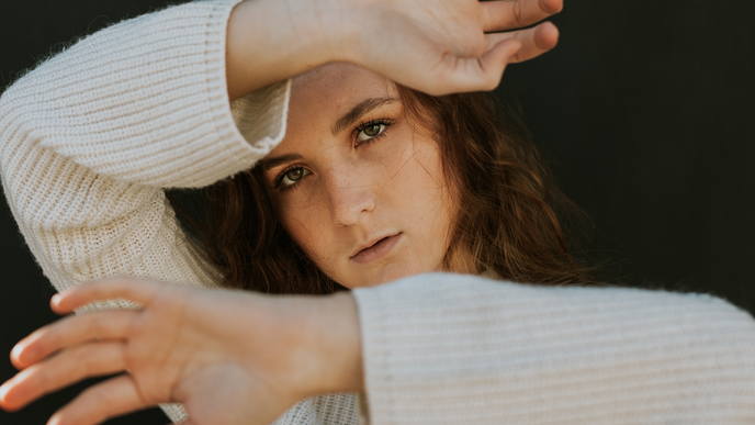 Jetzt knallts! Bunte Pullover gegen Allblack-Looks