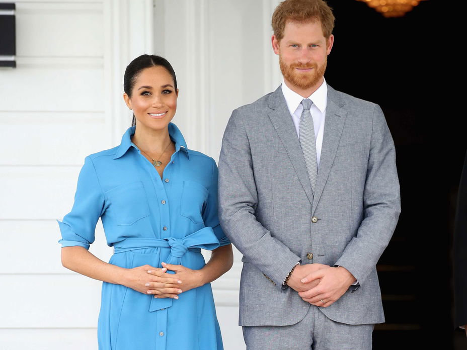 Meghan Markle in einem blauen Hemdkleid