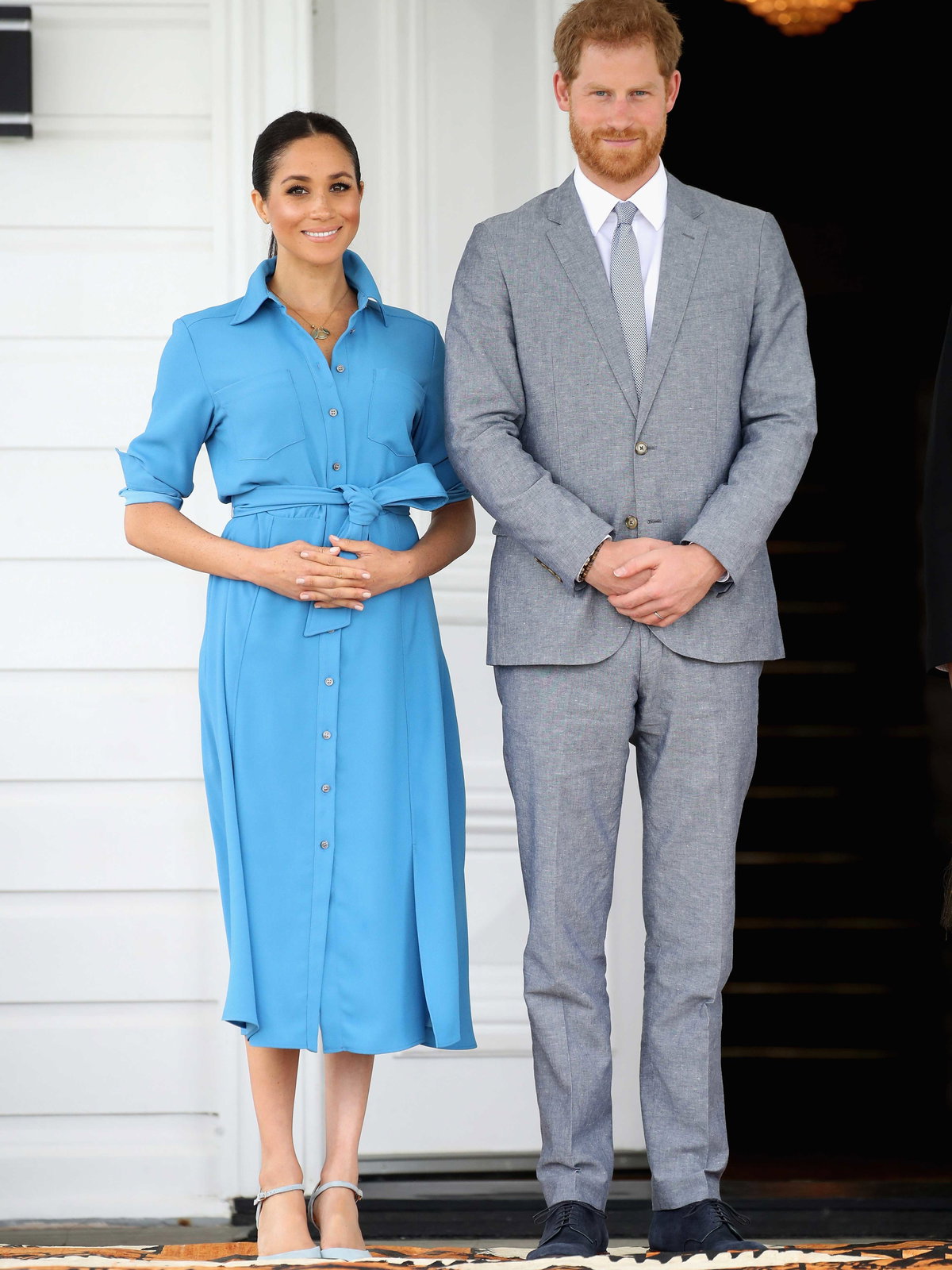 Meghan Markle in einem blauen Hemdkleid