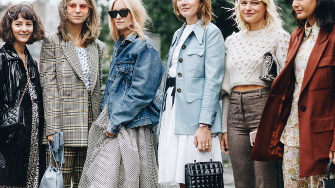 Diese verspielte Farbe hat jede Fashionista diesen Winter in ihrem Kleiderschrank