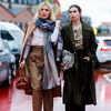 Bluse über Rollkragenpullover: Dieser Trend ist perfekt fürs Büro!
