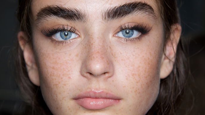 Volle Wimpern: Mit diesen 5 Schritten klappt es ENDLICH!