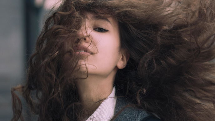 Dieses Friseurprodukt braucht wirklich JEDE Frau mit Locken!