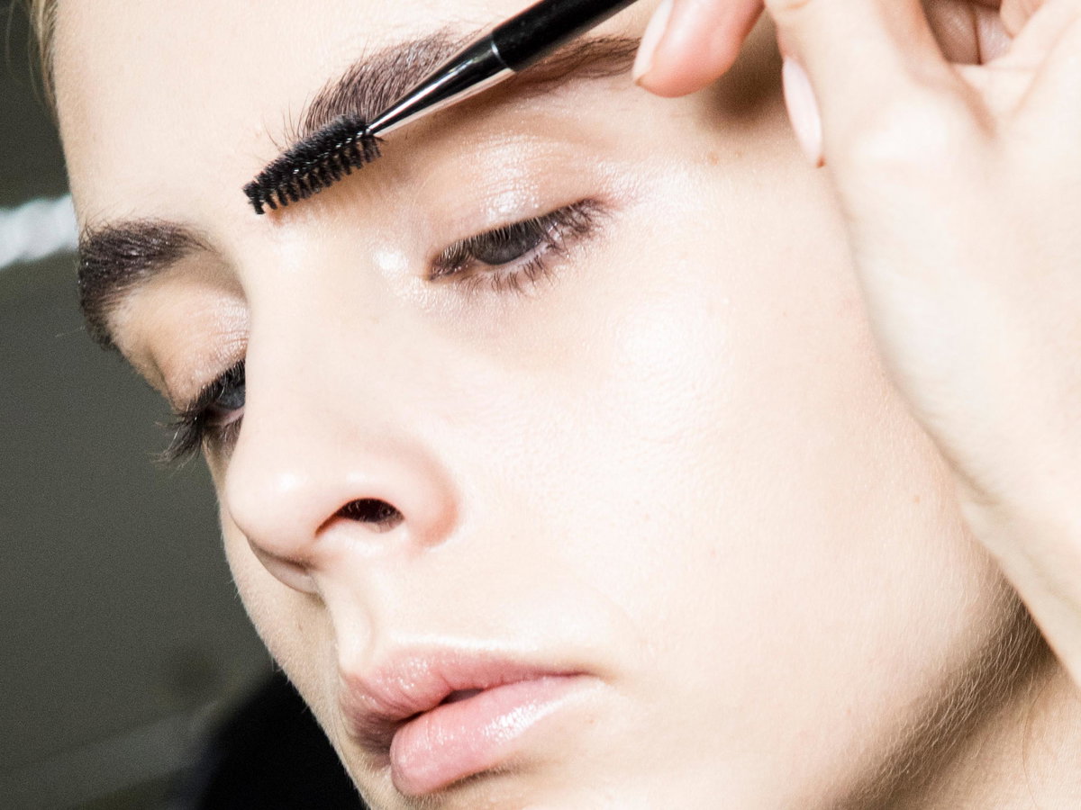 microblading-augenbrauen-zuhause-anwenden