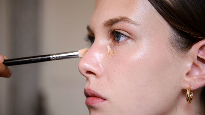 Mit dieser Schminktechnik benutzt ihr weniger Make-Up und seht trotzdem geschminkt aus!