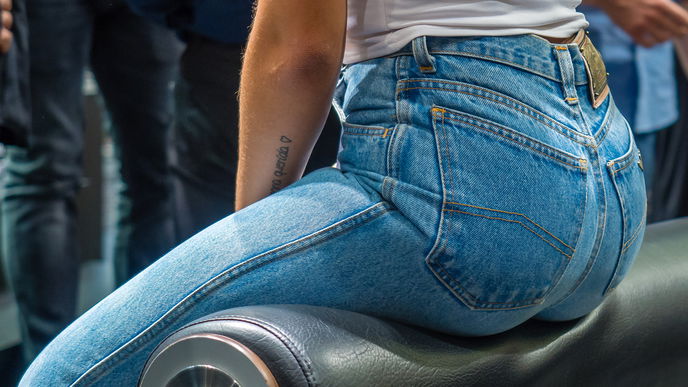 Aha, auf DIESE Hose stehen also Männer an Frauen