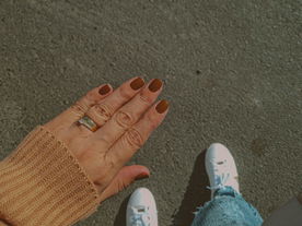 Maple Brown Nails: Das macht die cozy Herbst-Maniküre aus
