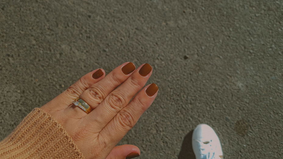 Maple Brown Nails: Das macht die cozy Herbst-Maniküre aus
