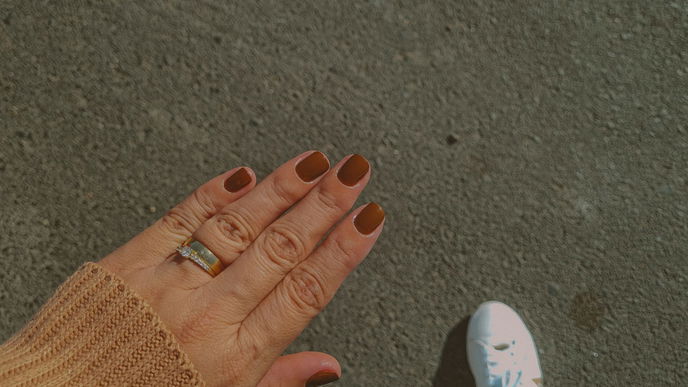 Maple Brown Nails: Das macht die cozy Herbst-Maniküre aus