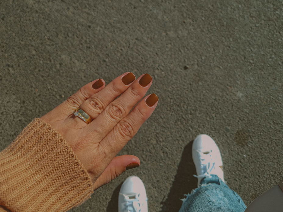 Maple Brown Nails: Das macht die cozy Herbst-Maniküre aus