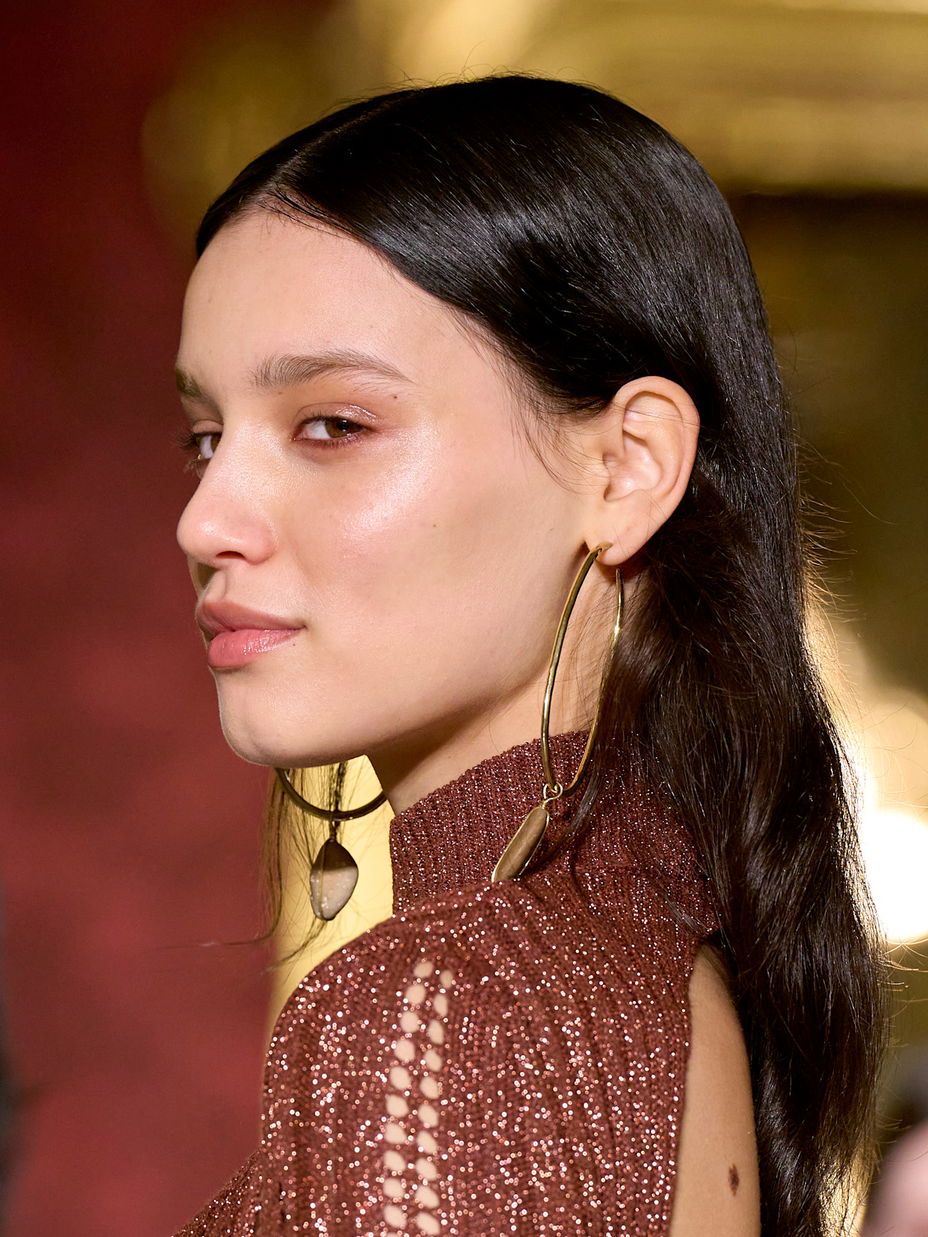 Der ultimative Glow für den Herbst: Darum setzen Beauties jetzt auf trendy Metallic Make-up