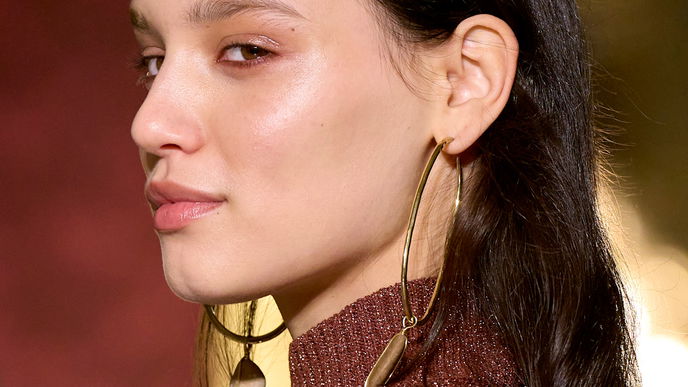 Der ultimative Glow für den Herbst: Darum setzen Beauties jetzt auf trendy Metallic Make-up
