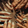 Glitzer und Charms: „Whimsy Nails” sind der Gegen-Trend zu minimalistischen Maniküren