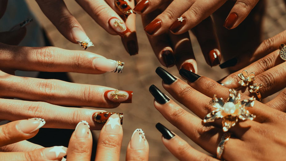 Mehr ist mehr: „Whimsy Nails” sind der Gegen-Trend zu minimalistischen Maniküren