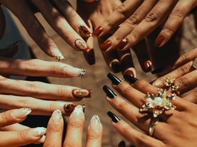 Glitzer und Charms: „Whimsy Nails” sind der Gegen-Trend zu minimalistischen Maniküren