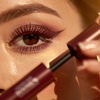 Burgundy Mascara: Wir tragen Dunkelrot jetzt nicht nur auf den Nägeln, sondern auch auf den Wimpern