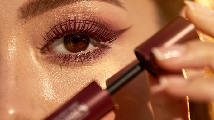 Burgundy Mascara: Wir tragen Dunkelrot jetzt nicht nur auf den Nägeln, sondern auch auf den Wimpern