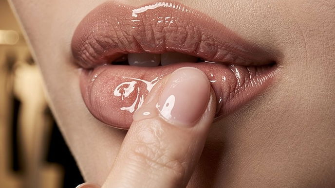 Glass Lips: Dieser Lipgloss-Trend sorgt im Herbst 2026 für spiegelglänzende Lippen