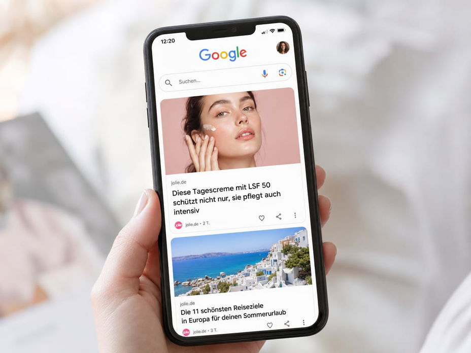 Smartphone-Display mit Google Discover Feed zeigt Beauty-Artikel und Lifestyle-Inhalte in mobiler Benutzeroberfläche